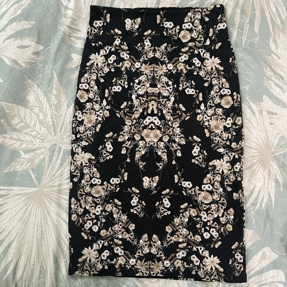 Guess Dresses & Skirts - 🔥Sale🔥Guess Floral Pencil Stretch Skirt